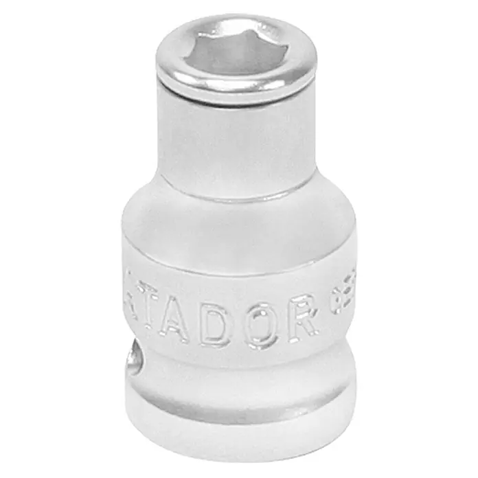 Matador Bit-Adapter - ½″ Innenvierkant - ¼″ Innensechskant - Eine Nahaufnahme eines Steckschlüsseleinsatzes aus Metall, der für Schraubarbeiten verwendet wird und auf dem "STADOR" steht.