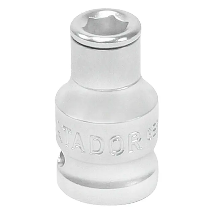 Matador Bit-Adapter - ½″ Innenvierkant - ¼″ Innensechskant - Eine Nahaufnahme eines Steckschlüsseleinsatzes aus Metall, der für Schraubarbeiten verwendet wird und auf dem "STADOR" steht.