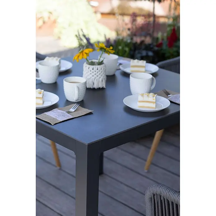 Bene Living Balkontisch Tarifa - Keramik-Tischplatte, Höhenverstellbar, Quadratisch, Anthrazit - Dunkelgrauer Gartentisch mit Mischbeinen, gedeckt mit Kuchen und Kaffee auf einer Holzterrasse.