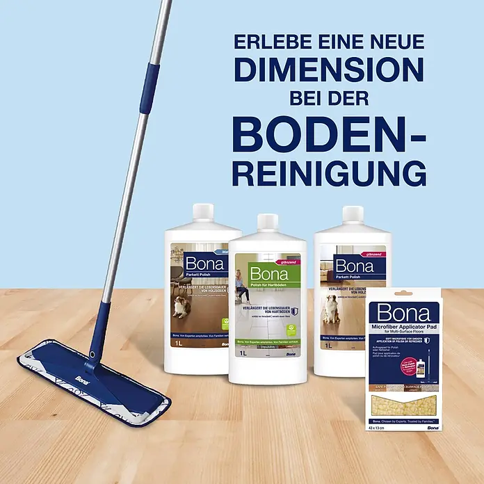 Bona Mikrofaser-Reinigungspad Intensivpflegepad - Passend für: Bona Mop-System - Blauer Bona Wischmopp, 3 Flaschen Bodenpolitur (Holz/Hartböden) und ein Mikrofaser-Auftragspad auf hellem Holzboden.
