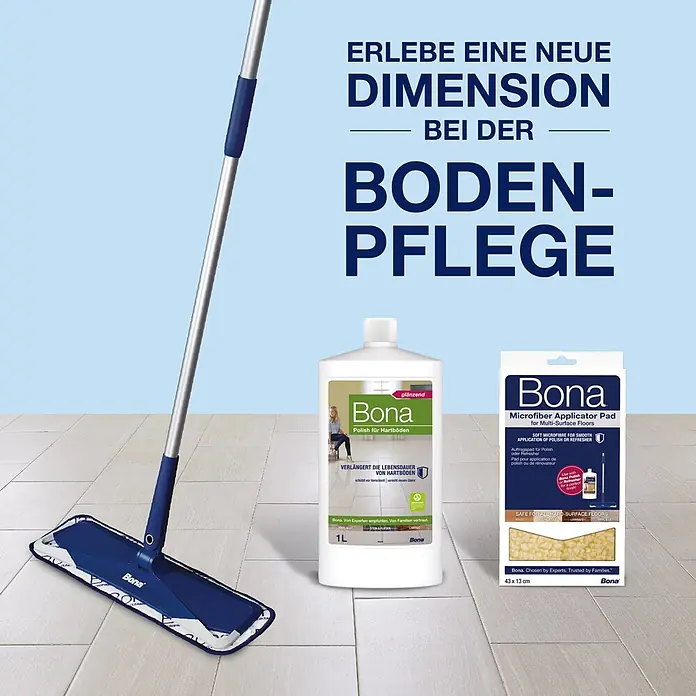 Bona Pflegemittel Stein, Fliesen & Laminat Polish - 1 l - Bona Bodenpflegeset: ein blauer Flachwischer, eine Flasche Hartbodenpolitur und ein Mikrofaser-Auftragspad auf Fliesenboden.
