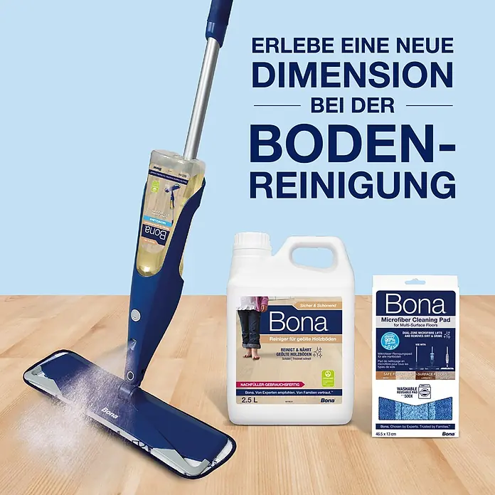 Bona Bodenreiniger Reiniger für geölte Böden - 2,5 l, Kanister - Ein blauer Bona Spraymopp reinigt einen Holzboden, daneben stehen Nachfüllreiniger und eine Mikrofasertuch-Verpackung.