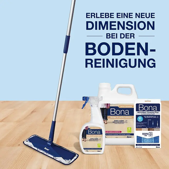 Bona Bodenreiniger Reiniger für geölte Böden - 1 l, Flasche mit Sprühkopf - Bona Wischmopp mit blauem Mikrofaserpad, Sprühflasche, Reinigungsflüssigkeit und Reinigungspad auf Holzboden.
