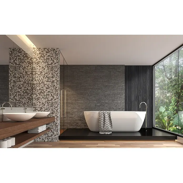 FibroTech Akustikpaneel Premium - Black Oak, 2.440 x 605 x 22 mm - Modernes Bad mit freistehender, weißer Wanne, zwei Aufsatzwaschbecken auf Holzplatte und großem Fenster mit Blick ins Grüne.