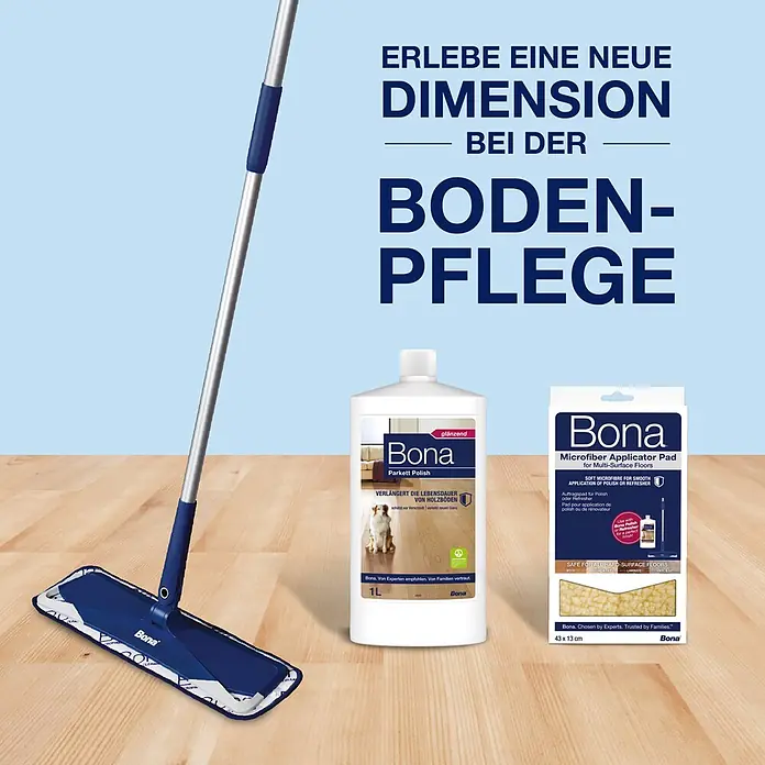 Bona Pflegemittel Parkett Polish - 1 l, Glänzend, Parkett - Ein Bona Mopp, eine Polierflasche und ein Applikatorpad auf Holzboden, die ein komplettes Bodenpflegesystem zeigen.