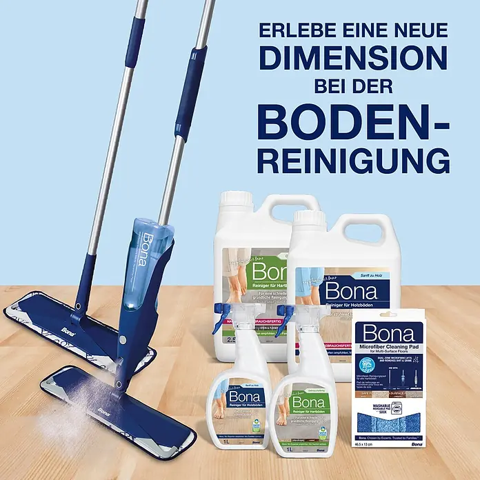 Bona Mikrofaser-Reinigungspad - Mikrofaser, Waschen bei 60 °C - Ein blauer Bona Sprühwischer reinigt einen Holzboden, umgeben von Bona Reinigungslösungen und einem Mikrofasertuch.