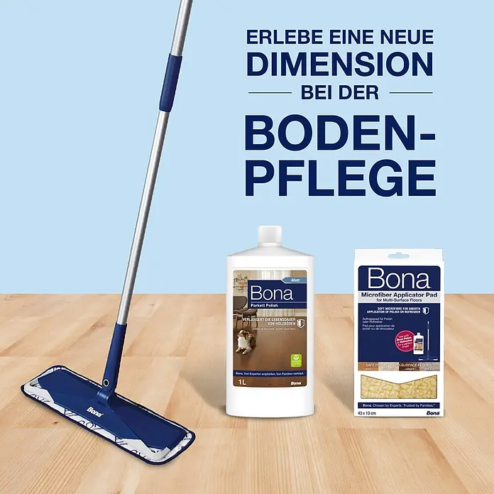 Bona Pflegemittel Parkett Polish - 1 l, Matt, Parkett - Ein blauer Bona Mop, eine weiße Flasche Bona Parkett Polish und ein verpacktes Applikatorpad auf einem Holzboden.