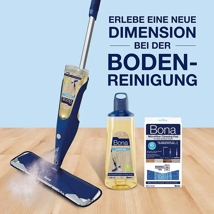 Bona Bodenreiniger Reiniger für geölte Böden - 850 ml, Kartusche - Blauer Bona Spraymop sprüht Reiniger auf Holzboden. Daneben eine Reinigerflasche und ein Mikrofasertuch.