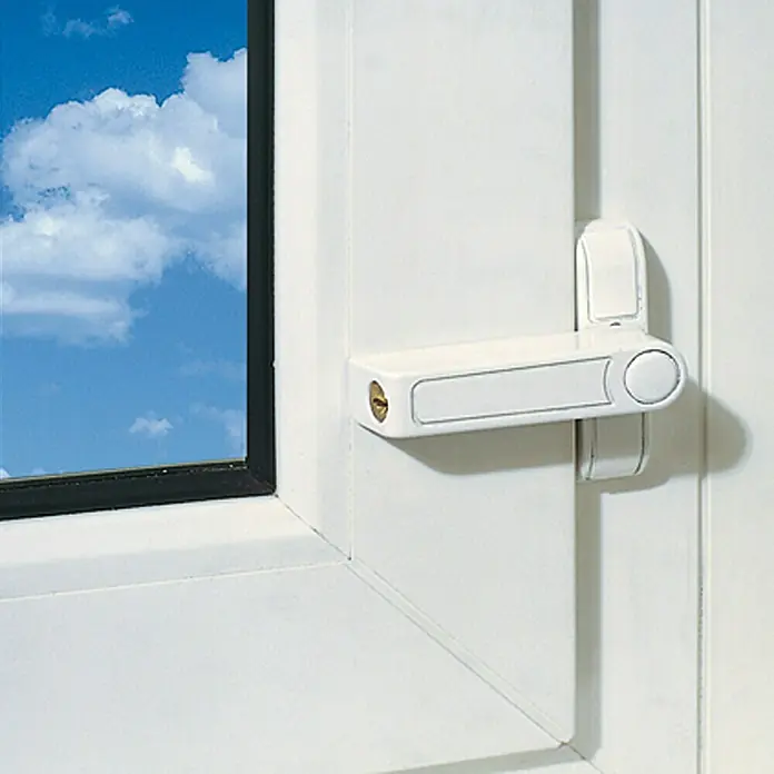 Abus Fenster-Zusatzschloss 2410 - Geeignet für: Nach innen öffnende, einflügelige Fenster - Fenster mit einem weißen Fenstergriff mit Schloss, der zusätzliche Sicherheit bietet, um das Haus vor Einbrüchen zu schützen.