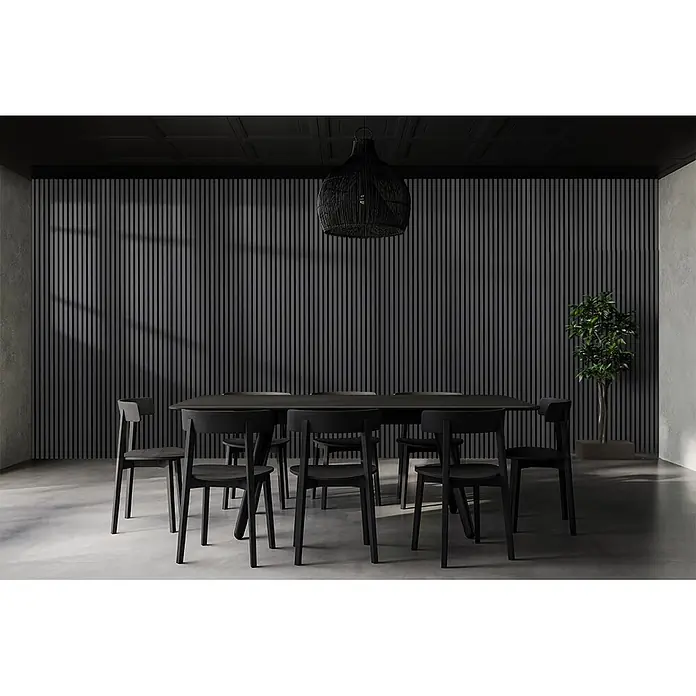 FibroTech Akustikpaneel Premium - Black Oak, 2.440 x 605 x 22 mm - Dunkler Holzesstisch mit passenden Stühlen in einem modernen Esszimmer. Eine große gewebte Pendelleuchte hängt darüber.