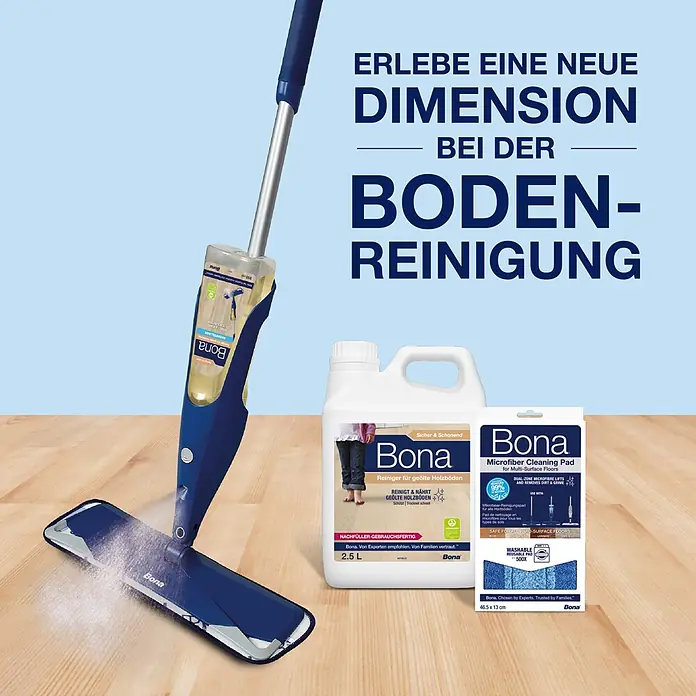 Bona Spray Mop Premium für geölte Holzfußböden - 1 x Spray Mop, 1 x nachfüllbare Kartusche mit 850 ml Reinigungsmittel, 1 x Microfaser-Reinigungspad - Bona Sprühwischer reinigt Holzboden, daneben Reiniger-Nachfüllflasche und Mikrofasertuch.