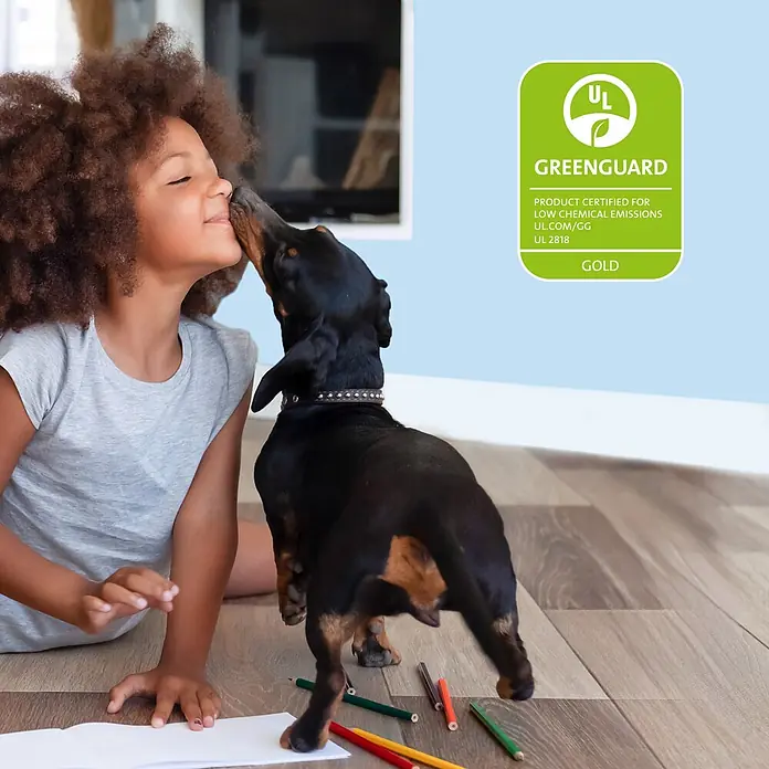 Bona Spray Mop Premium für geölte Holzfußböden - 1 x Spray Mop, 1 x nachfüllbare Kartusche mit 850 ml Reinigungsmittel, 1 x Microfaser-Reinigungspad - Kind und Hund auf hellbraunem Holzboden, Greenguard Gold-zertifiziert für geringe Emissionen, ideal für Familien.