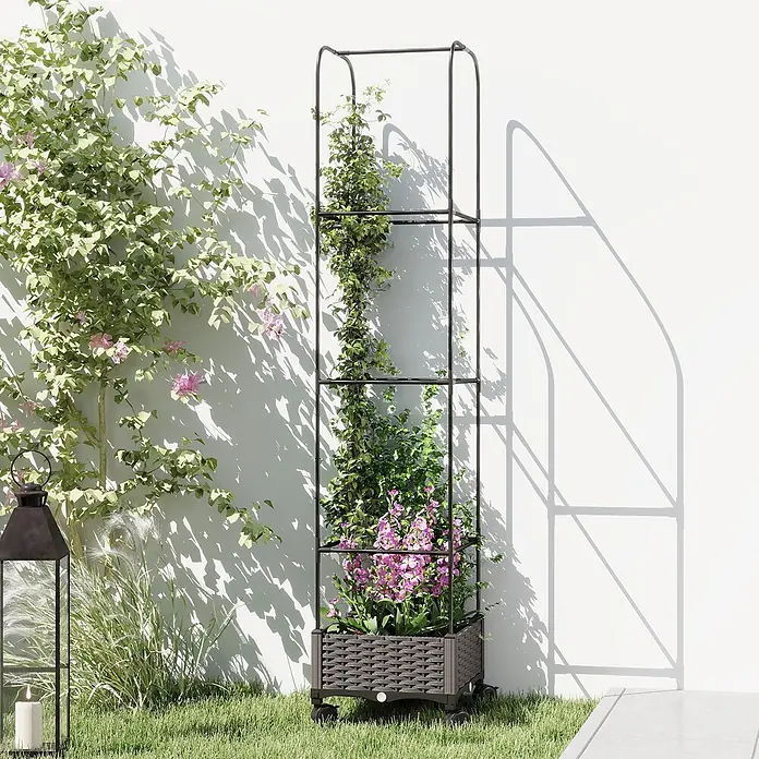 Furnicato Hochbeet - 185 x 40 x 185 cm, Verbundwerkstoff, Schwarz - Dunkles Metallspalier mit geflochtenem Pflanzgefäß auf Rädern, das Kletterpflanzen und blühende Pflanzen im Freien trägt.