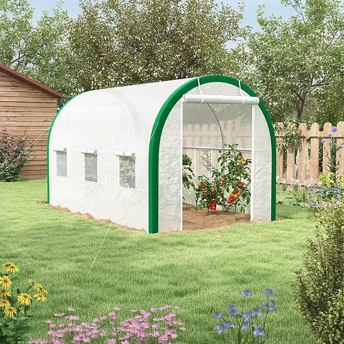 Furnicato Tunnel-Gewächshaus aus verzinktem Stahl, 358x210x210 cm, Weiß -  - Ein weißes, gewölbtes Gewächshaus mit grünem Rahmen im Garten, das reife Tomatenpflanzen beherbergt. Es hat aufrollbare Fenster und eine Vordertür.