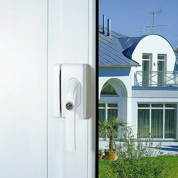 Abus Fenster-Zusatzschloss FO 400 - Dornmaß: 30 mm - 37 mm, Falztiefe: 0 mm - 29 mm, Universell einsetzbar, Weiß - Nahaufnahme eines weißen Fenstergriffs mit Schloss, der Sicherheit und Schutz bietet.