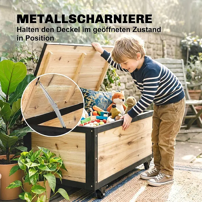 Furnicato Garten-Aufbewahrungsbox - Naturholz, Holz - Hölzerne Spielzeugkiste mit Metallscharnier, das den Deckel offen hält; ein Kind greift hinein.