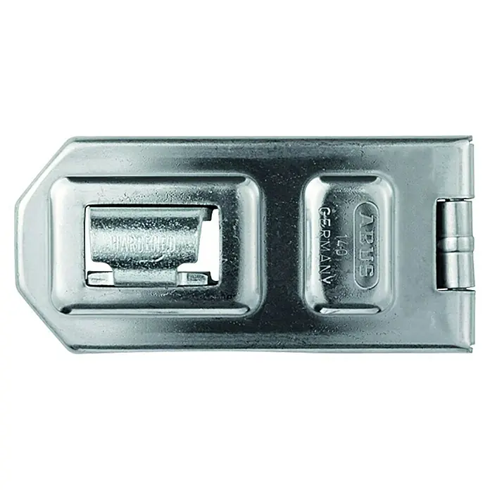 Abus Diskus-Überfalle 140 - Maße Überfalle: 120 x 56 mm, Durchmesser Öse: 12,2 mm, Edelstahl - Nahaufnahme eines ABUS 140 Überfalle mit Scharnier, ideal zum Sichern von Türen und Toren. Das gehärtete Material bietet zusätzlichen Schutz.