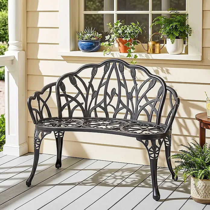 Furnicato Gartenbank Aluminiumguss Schwarz 99x57x78 cm -  - Schwarze Gartenbank aus Gusseisen mit floralem Ornament, auf einer Veranda.