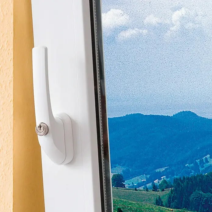 Abus Fenstergriff FG 300 - Universell einsetzbar, Silber, Abschließbar - Ein Fenster mit einem Griff und einem Schloss ist zu sehen, durch das man eine malerische Landschaft betrachten kann.