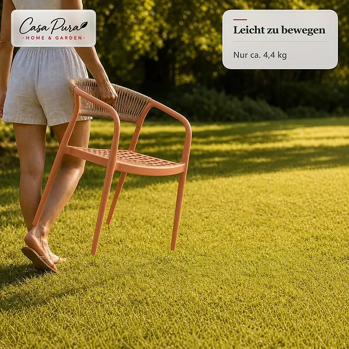 Floordirekt Gartenstuhl-Set Solaro 6er-Set - 6 Stk., Polypropylen (PP) und handgeflochtenes Seil, Orange, B x T x H: 54 x 58 x 70 cm - Person trägt leichten Terracotta-Gartenstuhl mit geflochtener Rückenlehne (4,4 kg).