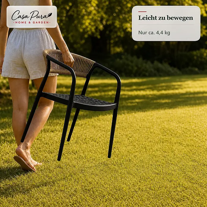 Floordirekt Gartenstuhl-Set Solaro 6er-Set - 6 Stk., Polypropylen (PP) und handgeflochtenes Seil, Schwarz, B x T x H: 54 x 58 x 70 cm - Person trägt schwarzen Gartenstuhl mit geflochtener beiger Rückenlehne, betont das leichte Design.