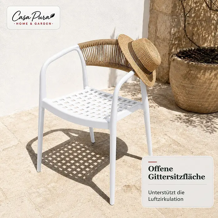 Floordirekt Gartenstuhl-Set Solaro 6er-Set - 6 Stk., Polypropylen (PP) und handgeflochtenes Seil, Weiß, B x T x H: 54 x 58 x 70 cm - Weißer Outdoor-Stuhl mit geflochtener Rückenlehne und perforierter Sitzfläche für Luftzirkulation, Strohhut liegt darauf.