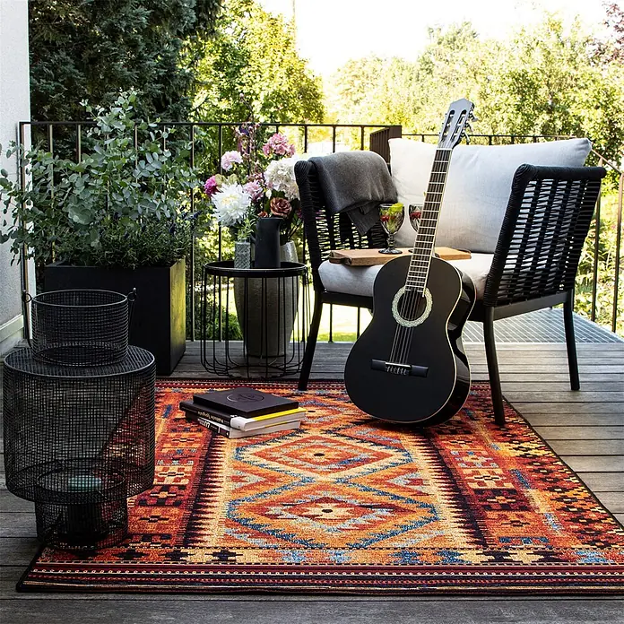Kayoom Outdoor-Teppich Goliath 651 - Multi, 290 x 200 cm, 76 % Polypropylen, 24 % Polyester - Farbenfroher Outdoorteppich mit ethnischem Geometriemuster in Orange, Rot und Blau, schafft eine gemütliche Atmosphäre auf einem Balkon.