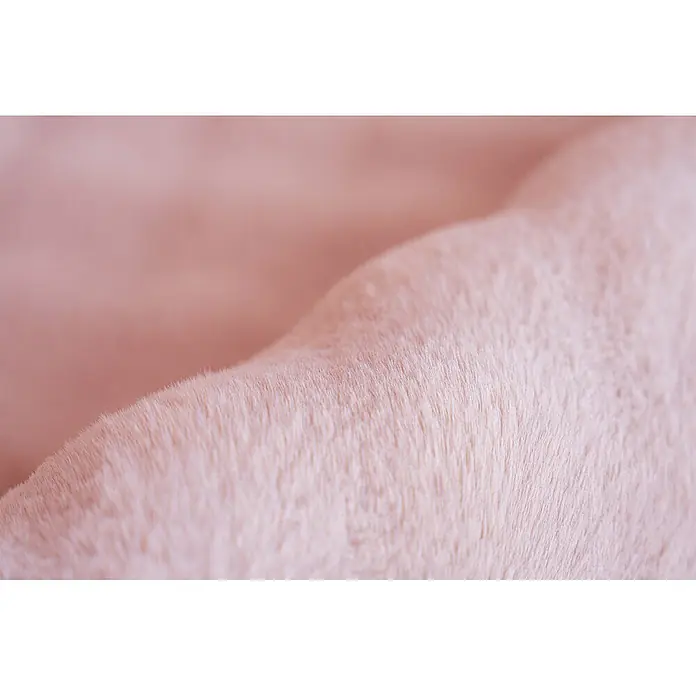 Kayoom Fellteppich Hailey 125 - Rosa, 290 x 200 cm, 100 % Polyester - Nahaufnahme von weichem, hellrosa Plüschstoff mit sanften Falten.