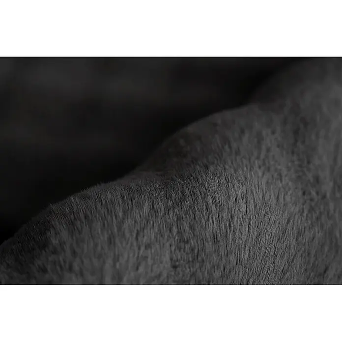 Kayoom Fellteppich Hailey 125 - Schwarz, 290 x 200 cm, 100 % Polyester - Nahaufnahme von weichem, dunkelgrauem Kunstfellstoff mit plüschiger Textur.