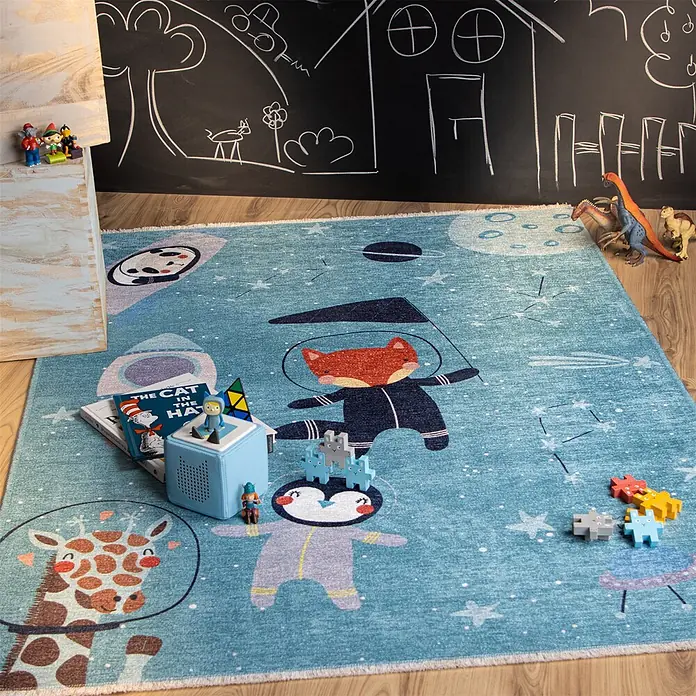 Kayoom Kinderteppich Joanna 610 - Spaceblau, 170 x 115 cm, 70 % Baumwolle, 30 % Polyester - Blauer Kinderteppich mit Weltraumdesign, Astronautentieren, Planeten und Sternen, auf Holzboden in Kinderzimmer.