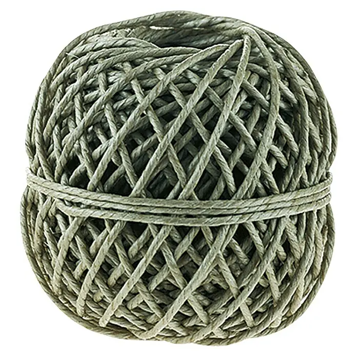 Stabilit Ovillo de cordel - Ø x L: 2 mm x 40 m, Plástico, Beige, Longitud de la cuerda: 40 metros (m) - Primer plano de una bola redonda de hilo de yute verde, atada en el centro con un hilo de bramante.