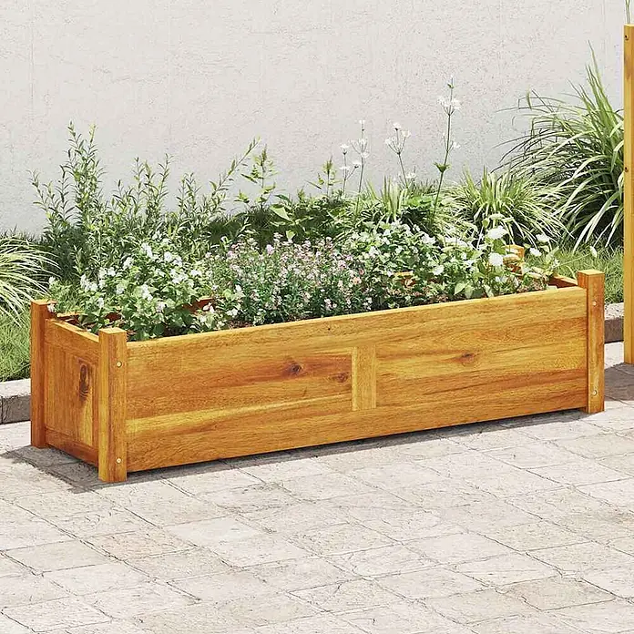 Furnicato Pflanzkübel aus Akazienholz, Braun, 100 x 30 x 25 cm -  - Langer rechteckiger Blumenkasten aus Holz, gefüllt mit Pflanzen und Blumen, auf einer gepflasterten Terrasse.