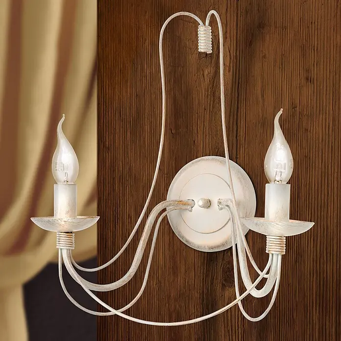 Orion Leuchten Wandleuchte - 40 W, L x B x H: 19 x 39 x 40 cm, E14 - Rustikale Wandleuchte aus weißem Metall mit zwei Kerzenlampen, montiert an einer Holzwand.