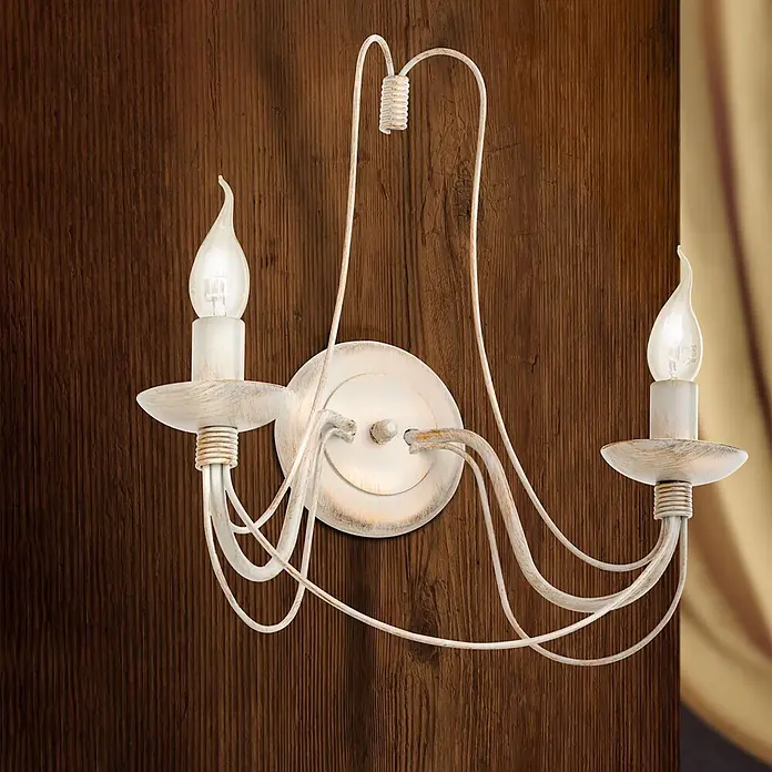 Orion Leuchten Wandleuchte - 40 W, L x B x H: 19 x 39 x 40 cm, E14 - Antikweiße zweiflammige Wandleuchte aus Metall mit kerzenförmigen Leuchtmitteln, an dunkler Holzwand montiert.