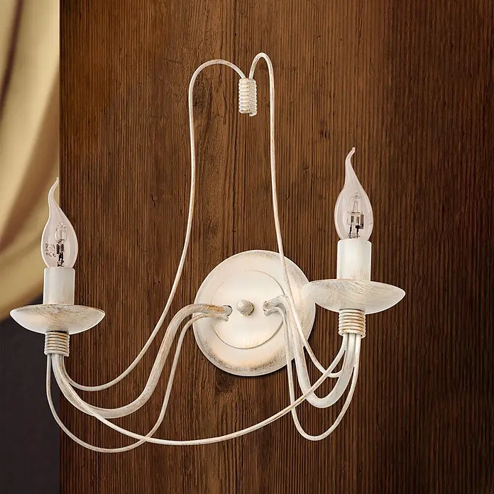 Orion Leuchten Wandleuchte - 40 W, L x B x H: 19 x 39 x 40 cm, E14 - Rustikale, weiße Doppel-Wandleuchte mit geschwungenen Metallarmen und zwei kerzenförmigen Glühbirnen, an einer Holzwand montiert.
