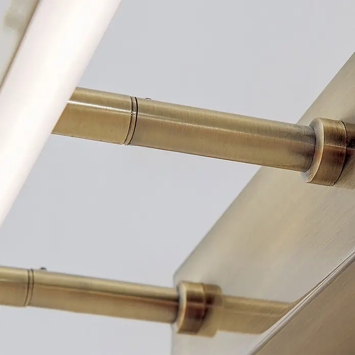 Orion Leuchten Wandleuchte - 15 W, L x B x H: 14,5 x 75 x 6 cm - Gebürsteter Messingarm, der ein weißes zylindrisches Element trägt.