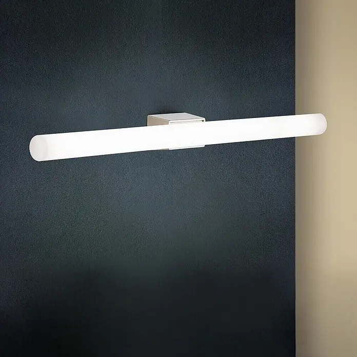 Orion Leuchten Wandleuchte - 60 W, L x B x H: 7 x 50 x 3,8 cm, S14d - Lineare LED-Leuchte aus satiniertem Nickel, leuchtend und horizontal an einer dunklen Wand montiert.
