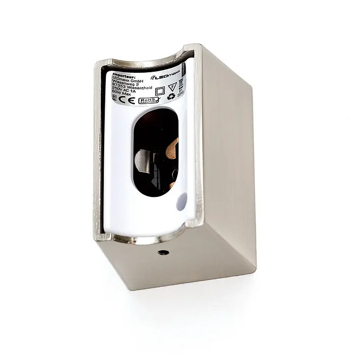 Orion Leuchten Wandleuchte - 60 W, L x B x H: 7 x 50 x 3,8 cm, S14d - Leuchte aus gebürstetem Metall mit sichtbarem internem Etikett, das elektrische Spezifikationen und Konformitätszeichen zeigt.