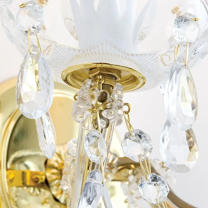 Orion Leuchten Wandleuchte - 40 W, L x B x H: 15 x 24 x 18 cm, E14 - Detail einer goldfarbenen Leuchte mit klaren, facettierten Kristalltropfen und -perlen.