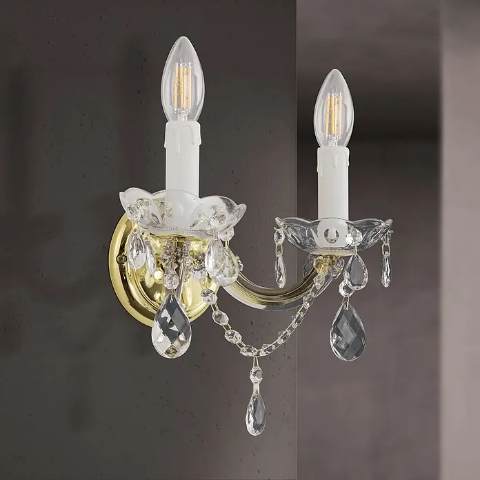 Orion Leuchten Wandleuchte - 40 W, L x B x H: 15 x 24 x 18 cm, E14 - Elegante goldene Wandleuchte mit zwei kerzenförmigen LED-Lampen und Kristallanhängern, an einer dunklen Wand montiert.