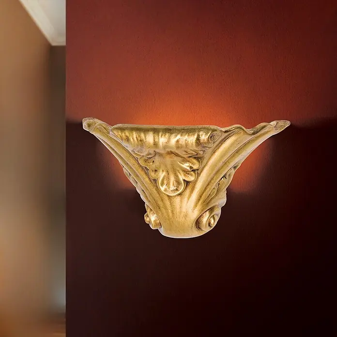 Orion Leuchten Wandleuchte - 150 W, L x B x H: 16 x 35 x 17 cm, R7s - Goldene, verzierte Wandleuchte, die Licht nach oben auf eine rote Wand wirft.