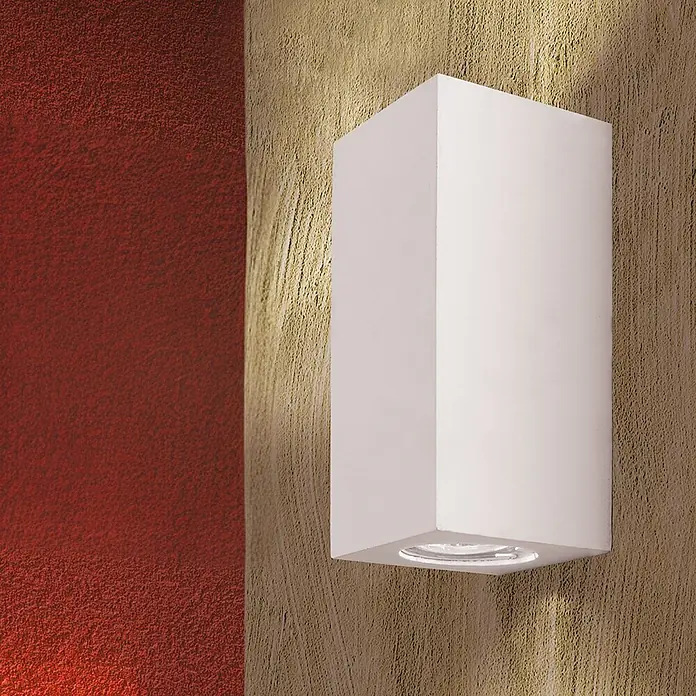 Orion Leuchten Wandleuchte - 10 W, L x B x H: 7,5 x 7,5 x 15,5 cm, GU10 - Weiße rechteckige Wandleuchte, die Licht auf eine strukturierte Wand nach oben und unten wirft.