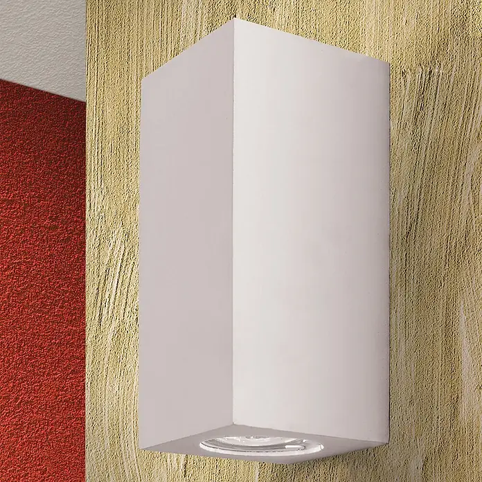 Orion Leuchten Wandleuchte - 10 W, L x B x H: 7,5 x 7,5 x 15,5 cm, GU10 - Weiße rechteckige Wandleuchte mit sichtbarer Lichtquelle unten, an einer strukturierten Wand montiert.