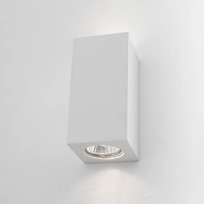 Orion Leuchten Wandleuchte - 10 W, L x B x H: 7,5 x 7,5 x 15,5 cm, GU10 - Weiße rechteckige Wandleuchte mit sichtbarer Birne, die Licht nach unten wirft.