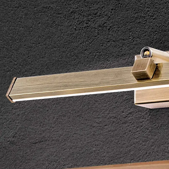 Orion Leuchten Wandleuchte - 6 W, L x B x H: 14,5 x 30 x 5 cm - Antike Messing LED-Bilderleuchte an dunkler Strukturwand montiert.