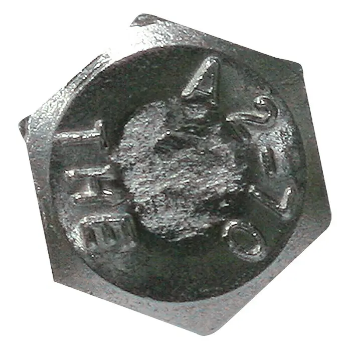 Profi Depot Sechskantschraube A2M 8, Länge: 40 mm, 50 Stk., Edelstahl - Nahaufnahme einer Sechskantschraube aus Metall mit Prägungen auf dem Kopf, die die Festigkeitsklasse und Herstellerinformationen angeben.