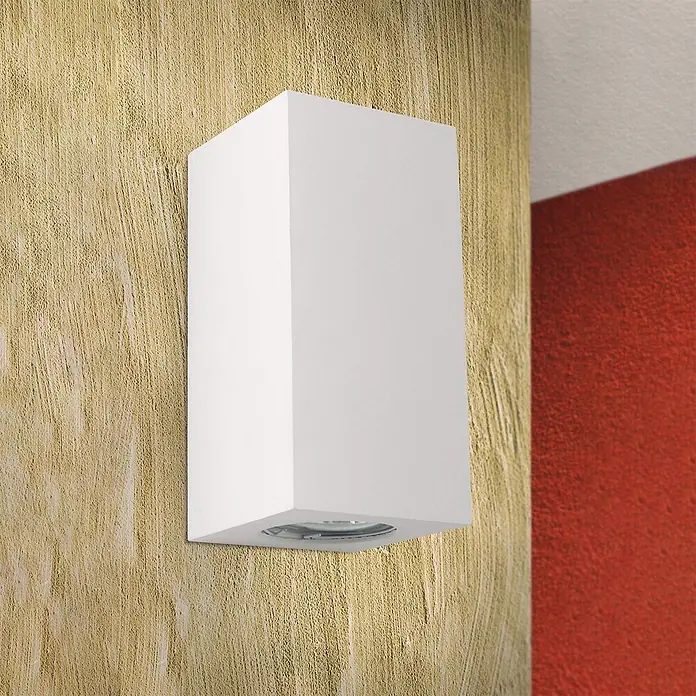 Orion Leuchten Wandleuchte - 10 W, L x B x H: 7,5 x 7,5 x 15,5 cm, GU10 - Weiße, rechteckige Wandleuchte in modernem Design, an einer strukturierten Wand montiert.