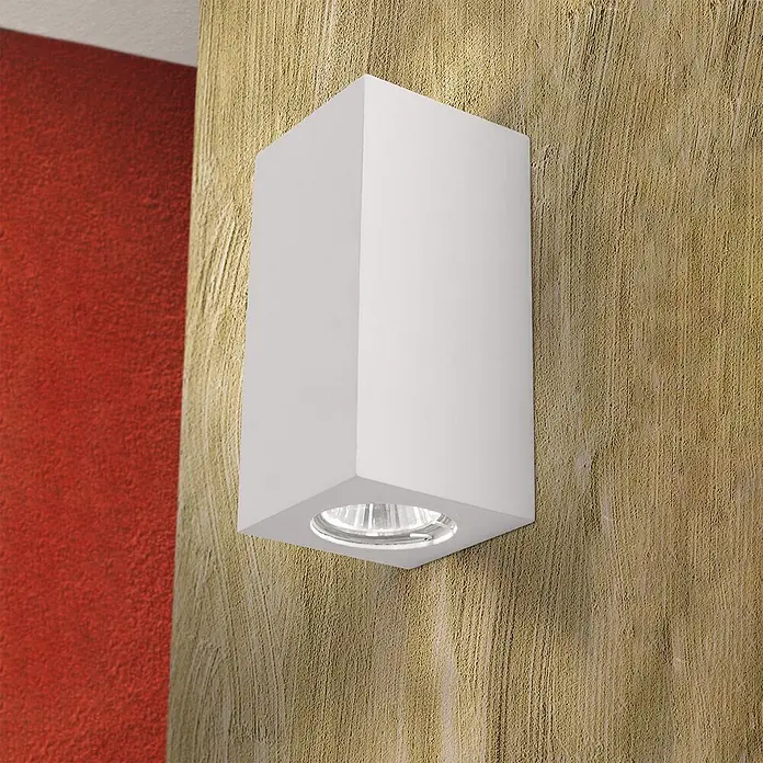 Orion Leuchten Wandleuchte - 10 W, L x B x H: 7,5 x 7,5 x 15,5 cm, GU10 - Weiße rechteckige Wandleuchte an strukturierter Wand, mit nach unten gerichtetem Leuchtmittel.