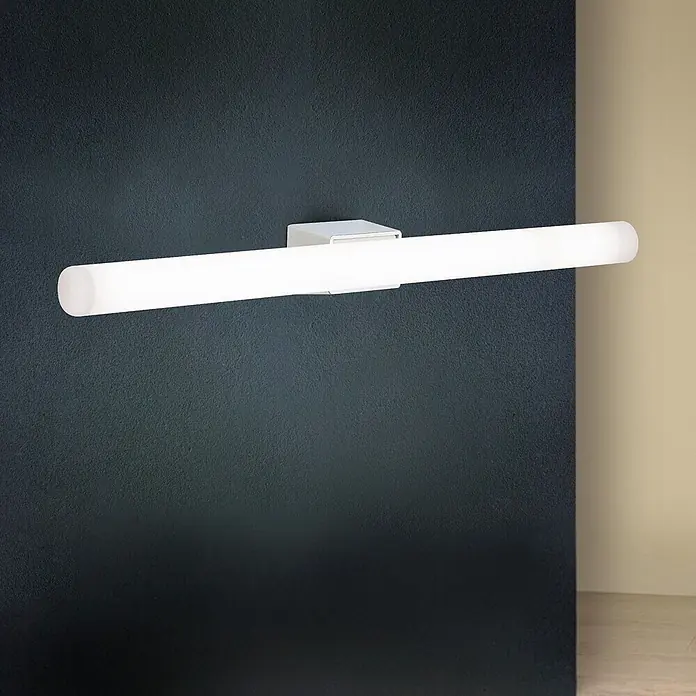 Orion Leuchten Wandleuchte - 60 W, L x B x H: 7 x 50 x 3,8 cm, S14d - Weiße lineare LED-Wandleuchte mit silbernem Sockel, an einer dunklen strukturierten Wand montiert.