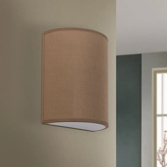 Orion Leuchten Wandleuchte - 9 W, L x B x H: 10 x 18 x 22 cm, E14 - Braune Stoff-Halbzylinder-Wandleuchte an beiger Wand, wirft Licht nach oben und unten.